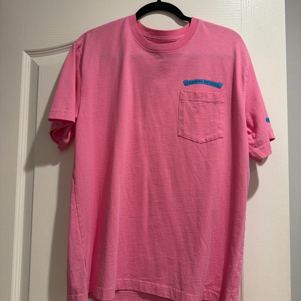Chrome Hearts Scroll Logo Pocket
Tee 'Pink/Blue'